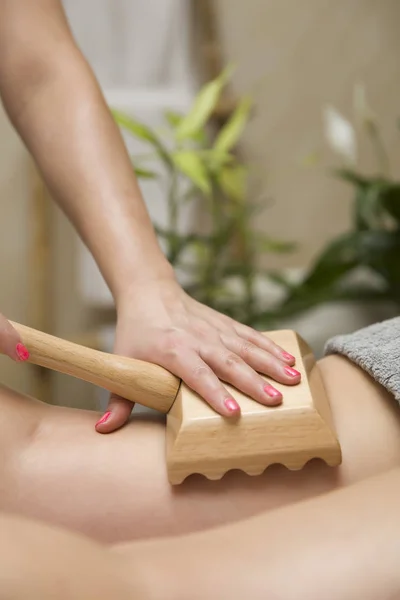 Close Van Maderotherapie Cellulitis Massage Met Houten Roller Massager — Stockfoto