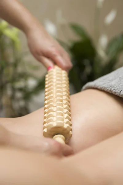 Close Van Maderotherapie Cellulitis Massage Met Houten Roller Massager — Stockfoto