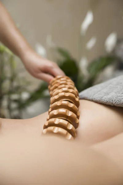 Primo Piano Del Massaggio Anticellulite Alla Maderapia Con Massaggiatore Rulli — Foto Stock