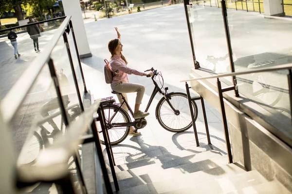 Mujer Joven Montando Bicicleta Ambiente Urbano Día Soleado — Foto de Stock