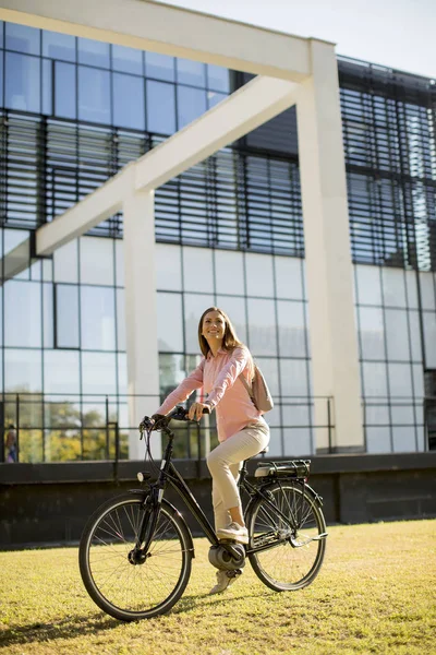 Mujer Joven Montando Bicicleta Ambiente Urbano Día Soleado — Foto de Stock