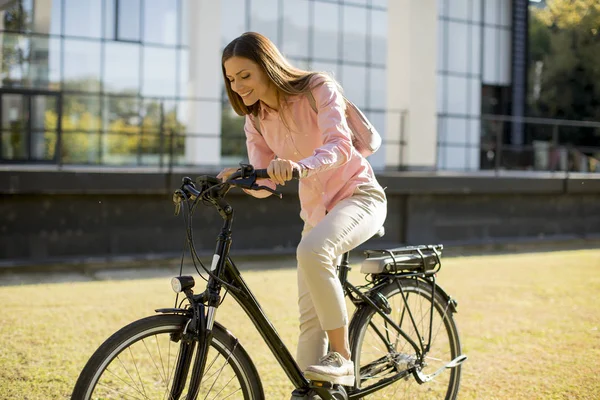 Młoda Kobieta Jeżdżąca Rowerze Miejskim Środowisku Słoneczny Dzień — Zdjęcie stockowe