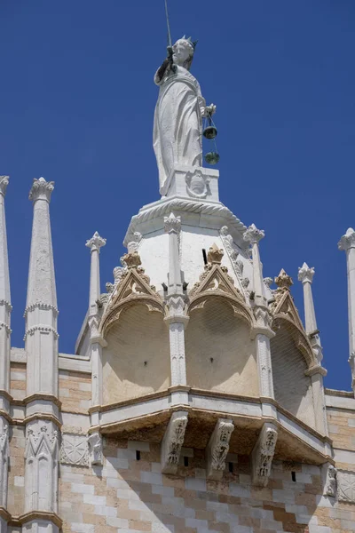 Fechar Estátuas Mármore Topo Basílica Catedral San Marco Veneza Itália — Fotografia de Stock