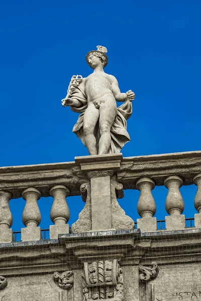 Деталь Палаццо Маффеи Статуей Божественности Площади Пьяцца Делле Эрбе Вероне — стоковое фото