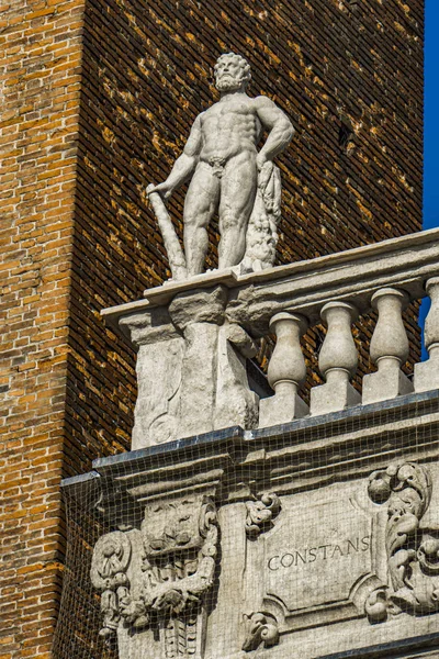 Detalhe Palazzo Maffei Com Estátua Divindade Piazza Delle Erbe Verona — Fotografia de Stock