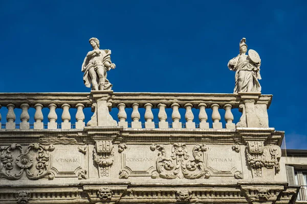 Detalhe Palazzo Maffei Com Estátuas Divindades Piazza Delle Erbe Verona — Fotografia de Stock