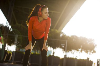 Çekici genç kadın atlet açık havada koşu sonra mola