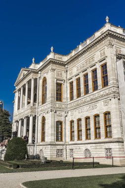 İstanbul, Türkiye - 9 Kasım 2019: İstanbul, Türkiye 'deki Dolmabahce Sarayı tarafından tanımlanamayan şahıs. Saray 1856 yılında inşa edildi ve 1922 yılına kadar Osmanlı İmparatorluğu 'nun ana yönetim merkezi olarak hizmet verdi.