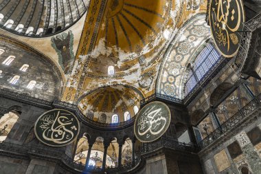 İstanbul, Türkiye - 10 Kasım 2019: Ayasofya İçişleri, İstanbul, Türkiye. Ayasofya, neredeyse 500 yıl boyunca birçok Osmanlı camisine örnek oldu..