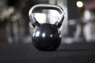 Spor salonunun zeminindeki tek bir su ısıtıcısına bakın.
