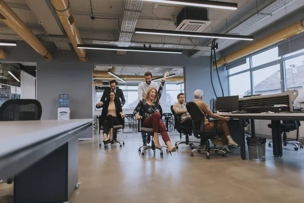 Jovens Empresários Alegres Desgaste Casual Inteligente Divertindo Enquanto Corre Cadeiras — Fotografia de Stock