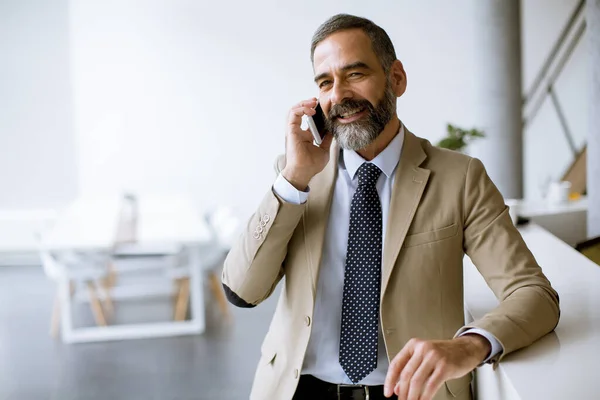 Bonito Empresário Sênior Usando Telefone Celular Escritório Moderno — Fotografia de Stock