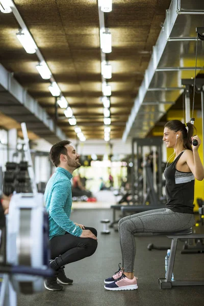 Jovem Mulher Bonita Fazendo Exercícios Com Personal Trainer Ginásio Moderno — Fotografia de Stock