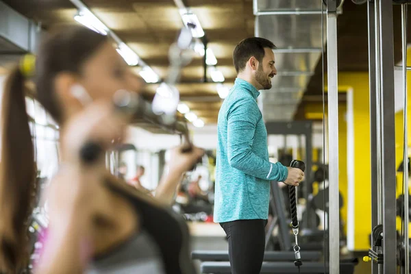 Schönes Junges Paar Übt Bodybuilding Modernen Fitnessstudio — Stockfoto