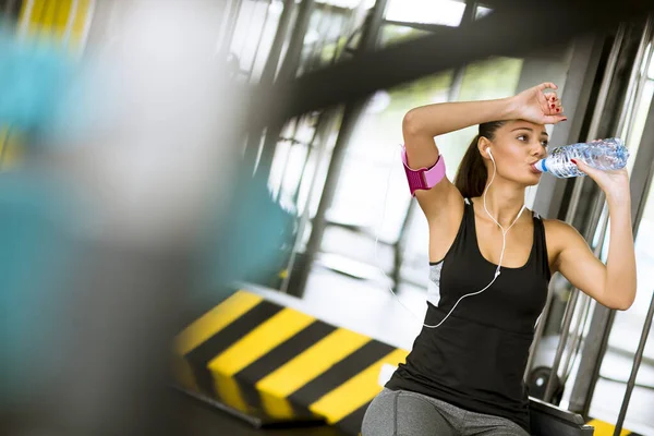 Atraktivní Sport Mladá Žena Pitná Voda Při Sezení Odpočinku Cvičení — Stock fotografie