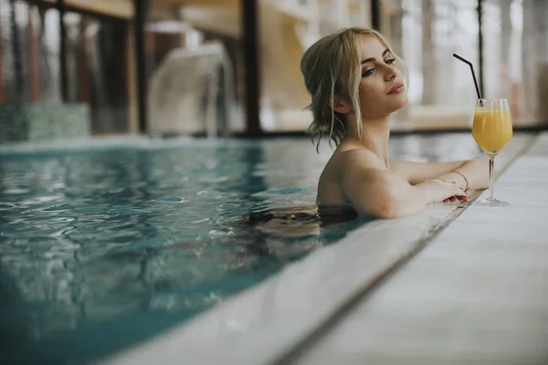 Pretty Young Blonde Woman Relaxing Poolside Glass Orange Juice — Stok fotoğraf