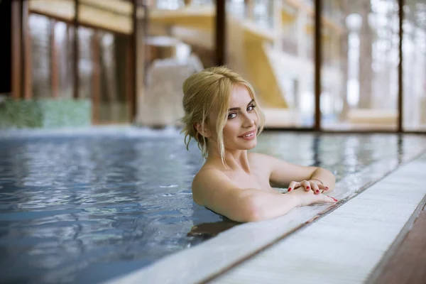 Smyslná Mladá Žena Relaxující Lázeňském Bazénu — Stock fotografie