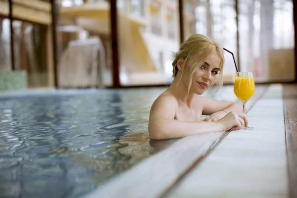 Hezké Mladé Blondýny Žena Relaxační Břehu Bazénu Sklenicí Pomerančové Šťávy — Stock fotografie