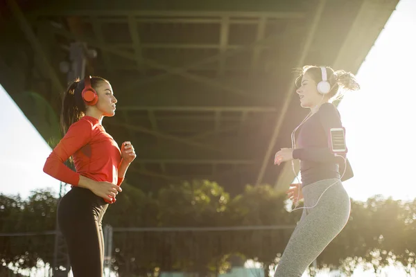 Two Fitness Women Doing Exercise Running Outdoor Urban Environment — Stok fotoğraf