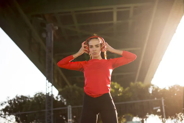 Aantrekkelijke Jonge Vrouwelijke Atleet Nemen Pauze Het Joggen Buiten — Stockfoto