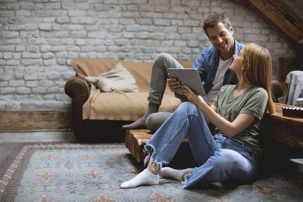 Gelukkig Paar Met Behulp Van Digitale Tablet Terwijl Samen Zitten — Stockfoto