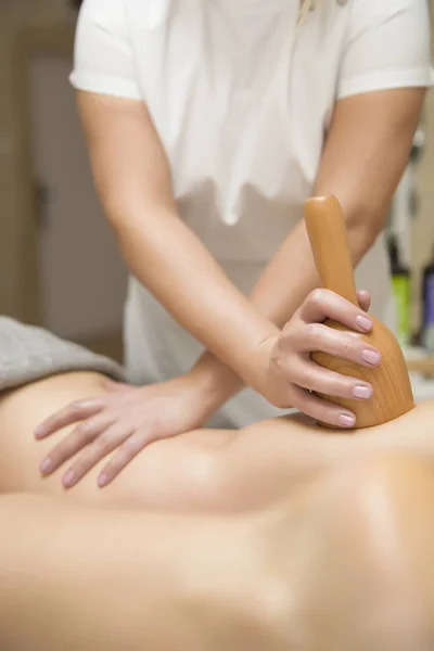 Mujer Joven Haciendo Tratamiento Masaje Maderoterapia Salón Spa — Foto de Stock