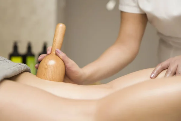 Jeune Femme Faisant Traitement Massage Madérothérapie Salon Spa — Photo