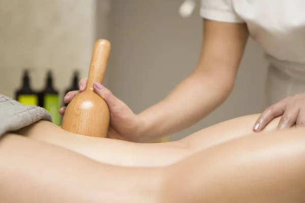 Mujer Joven Haciendo Tratamiento Masaje Maderoterapia Salón Spa —  Fotos de Stock