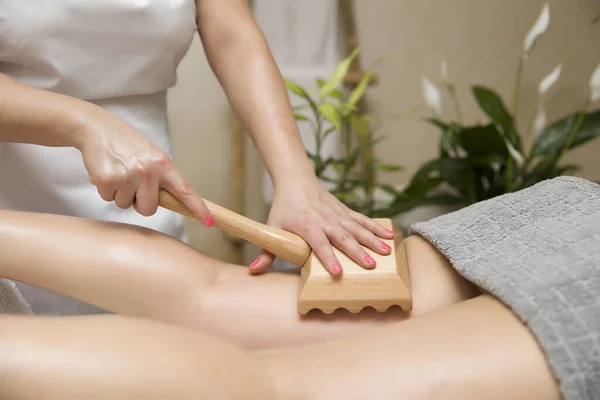 Gros Plan Massage Cellulite Madérothérapie Avec Masseur Rouleaux Bois — Photo