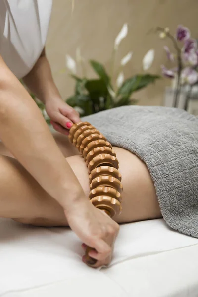 Close Van Maderotherapie Cellulitis Massage Met Houten Roller Massager — Stockfoto