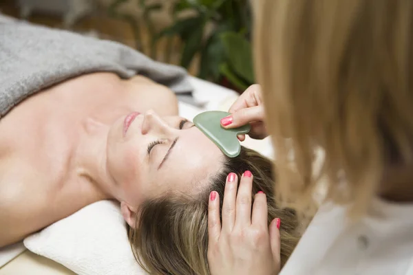 Mulher Fazendo Uma Massagem Facial Gua Sha Com Massageador Pedra — Fotografia de Stock