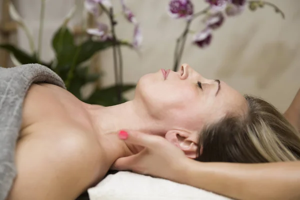 Frau Liegt Wellnessbereich Während Ein Massagetherapeut Aging Behandlung Hals Durchführt — Stockfoto