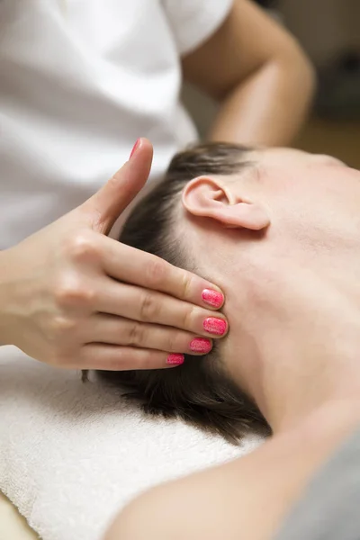 Nahaufnahme Einer Frau Die Von Einem Gesundheitstherapeuten Eine Stressabbauende Druckpunktmassage — Stockfoto