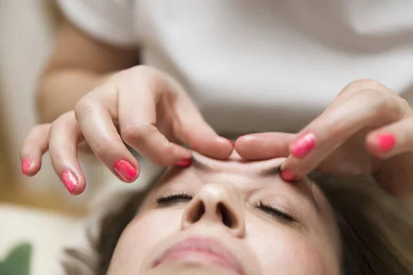 Vrouw Liggend Spa Terwijl Een Massage Therapeut Doet Aging Behandeling — Stockfoto