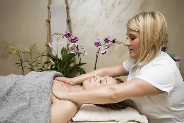 Mulher Bonita Relaxante Durante Massagem Corpo Ombro Spa — Fotografia de Stock