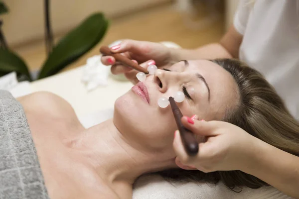 Mulher Fazendo Uma Terapia Profissional Massageador Roletes Salão — Fotografia de Stock