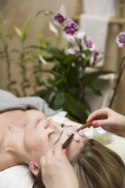Mujer Que Tiene Una Terapia Masajeadora Rodillo Facial Profesional Salón — Foto de Stock