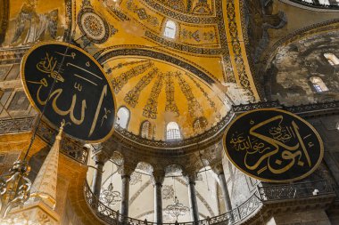 İstanbul, Türkiye - 10 Kasım 2019: Ayasofya İçişleri, İstanbul, Türkiye. Ayasofya, neredeyse 500 yıl boyunca birçok Osmanlı camisine örnek oldu..
