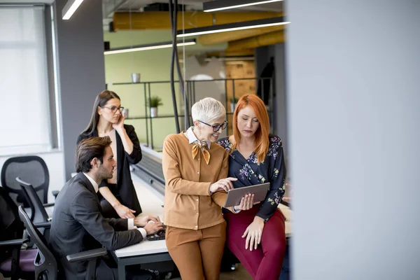 Gruppe Von Geschäftsleuten Die Büro Zusammen Mit Kollegen Hintergrund Arbeiten — Stockfoto