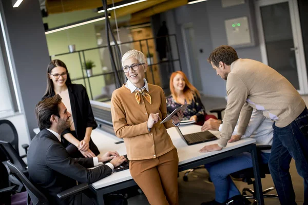 Groep Zakenmensen Die Samen Met Collega Achtergrond Het Kantoor Werken — Stockfoto