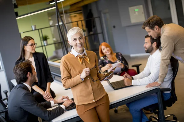 Gruppe Von Geschäftsleuten Die Büro Zusammen Mit Kollegen Hintergrund Arbeiten — Stockfoto