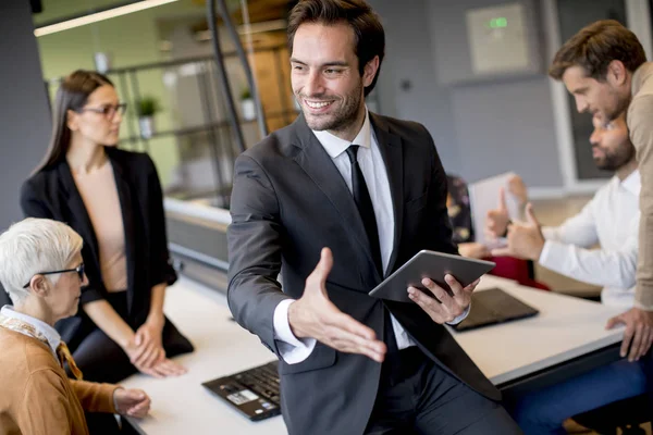 Jonge Zakenman Met Behulp Van Digitale Tablet Kantoor Voorkant Van — Stockfoto