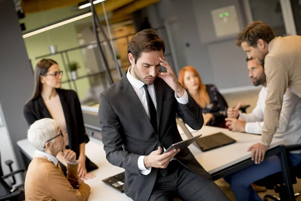 Preocupado Joven Empresario Usando Tableta Digital Oficina Delante Equipo — Foto de Stock