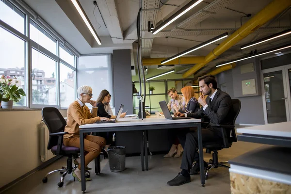 Geschäftsleute Treffen Sich Einem Büro — Stockfoto