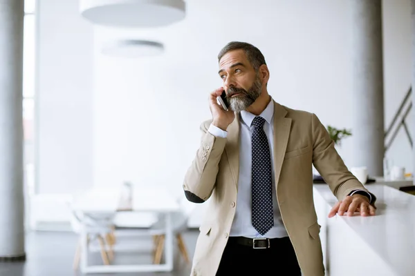 Bonito Empresário Sênior Usando Telefone Celular Escritório Moderno — Fotografia de Stock