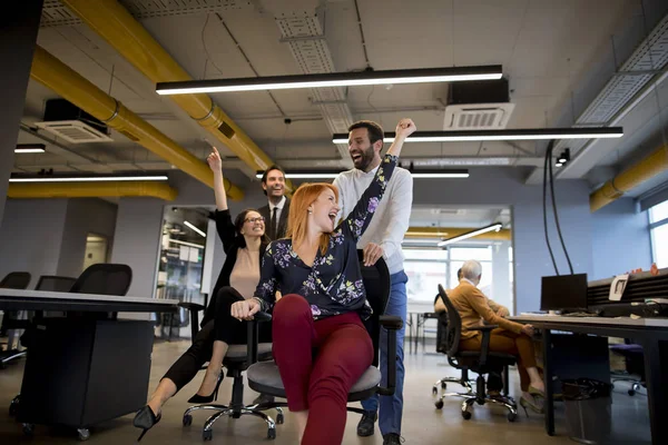 Jovens Empresários Alegres Desgaste Casual Inteligente Divertindo Enquanto Corre Cadeiras — Fotografia de Stock