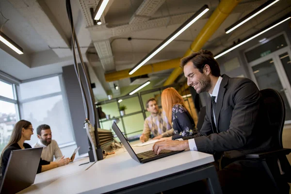 Les Gens Affaires Ayant Une Réunion Dans Bureau — Photo