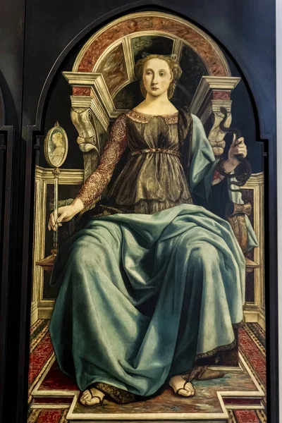 Floransa, İtalya - 7 Nisan 2018: Prudence, İtalya 'nın Floransa kentindeki Uffizi Galerisi' ndeki Faziletleri resmeden panellerden. Ressam tarafından yapılmış.