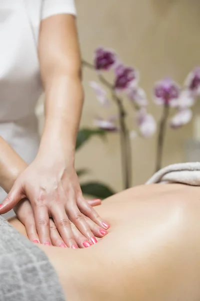 Vrouw Met Een Professionele Massage Van Buik Het Kuuroord — Stockfoto