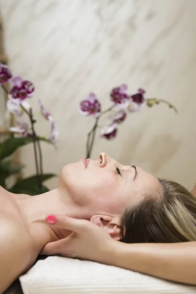 Woman Lying Spa While Massage Therapist Doing Aging Treatment Her — Stock Photo, Image